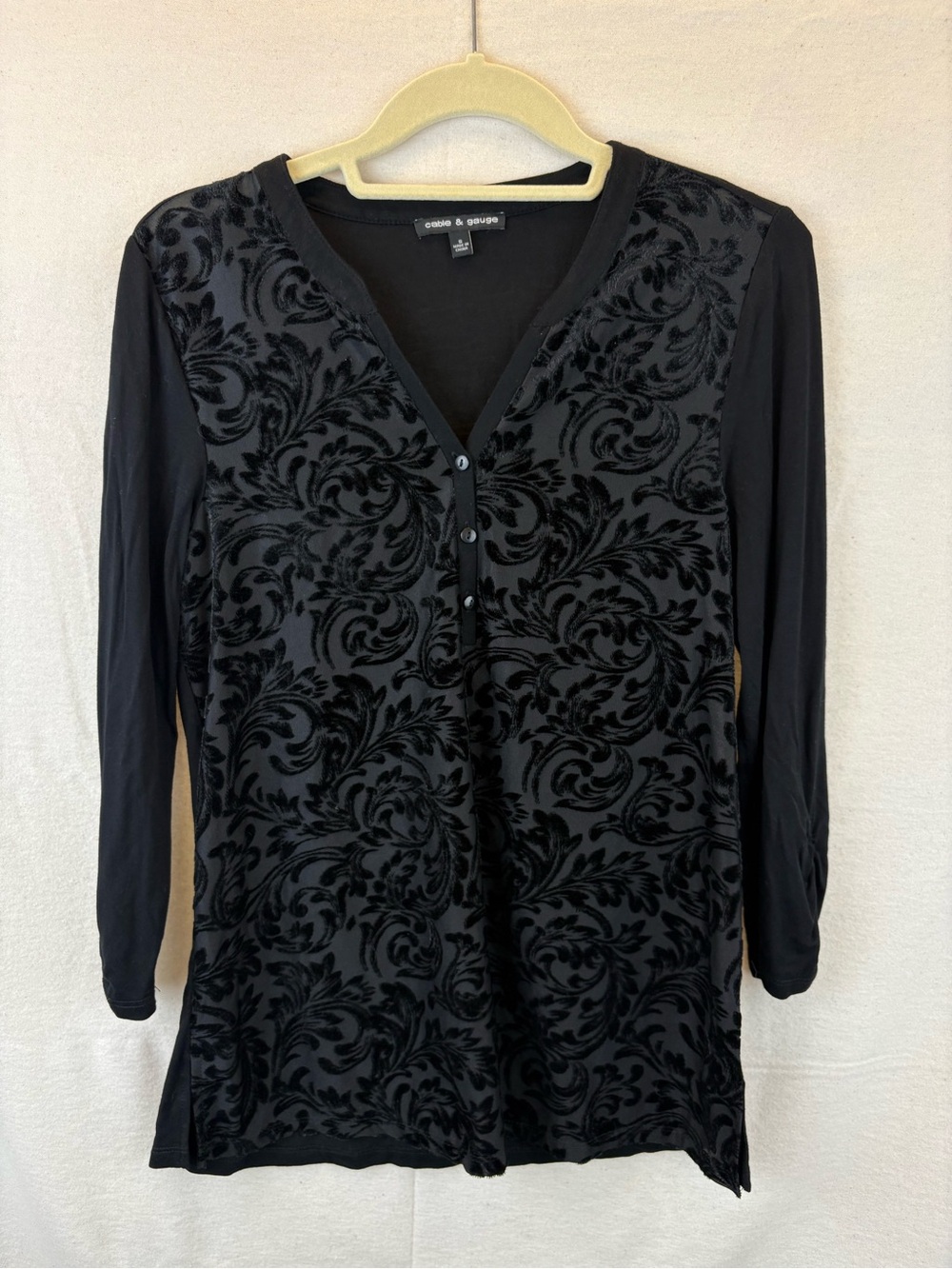 Cable & Gauge Black V-Neck Damask Top size S ruched 3/4 sleeves